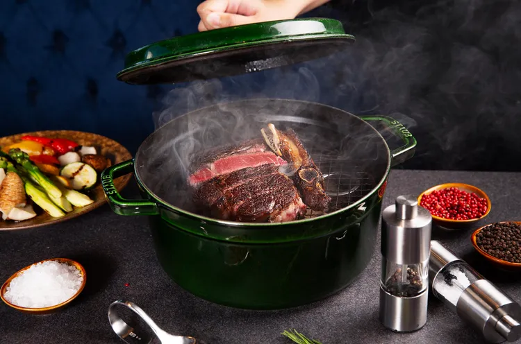 台北萬豪酒店INGE’S Bar & Grill全新菜單，「巴洛洛酒桶木煙燻美國頂級帶骨肋眼24盎司」，雙人份3980元+10%。業者提供