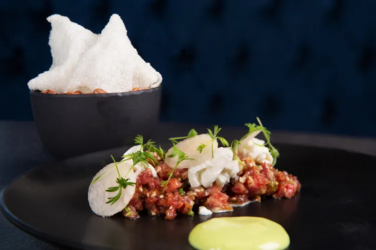 台北萬豪酒店INGE’S Bar & Grill全新菜單，前菜「手切生和牛韃靼、絲綢乳酪、青辣椒芥末醬」，每份680元+10%。業者提供