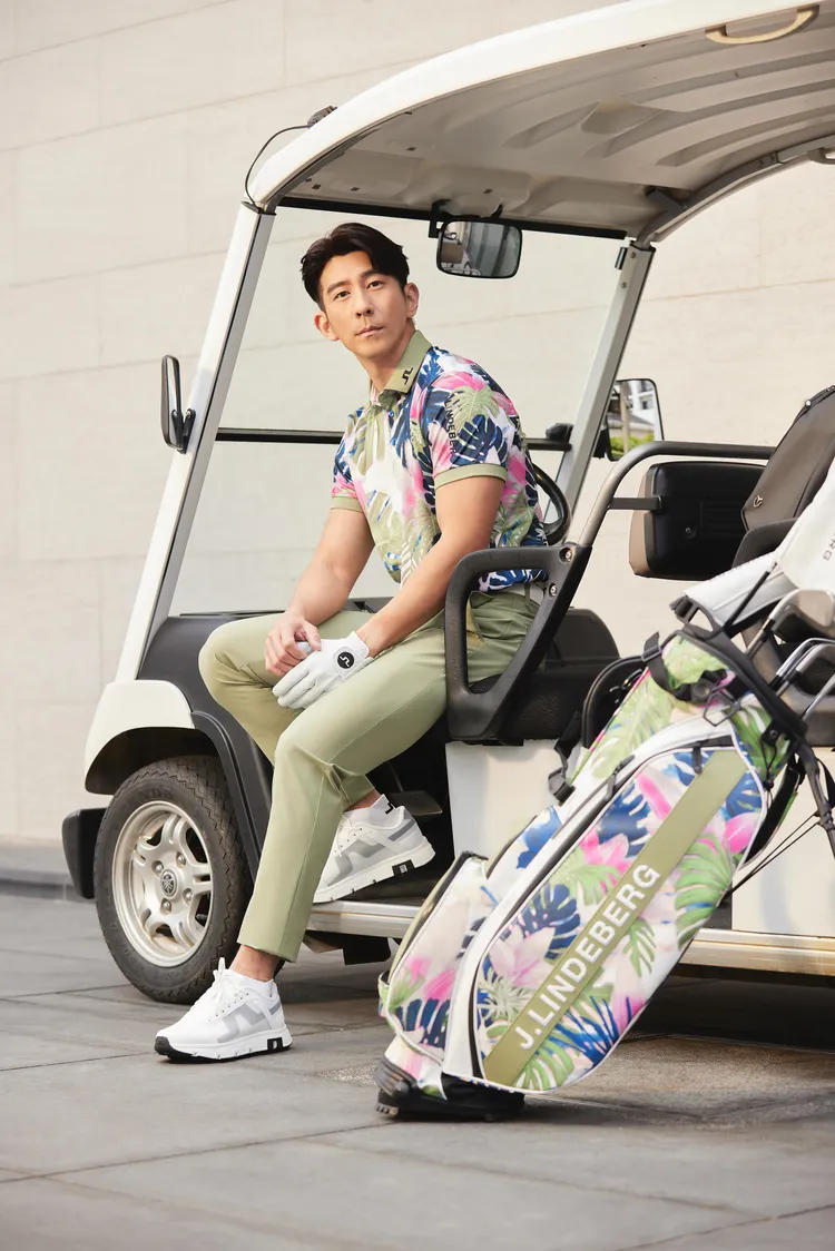 修杰楷身著熱帶印象Polo 4980元、JL經典機能球褲（芳草綠）6680元。品牌提供