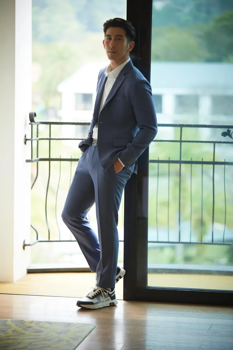 修杰楷身著機能羊毛商務獵裝1萬9980元、絲質商務長袖襯衫6480元、機能羊毛商務長褲8980元。品牌提供