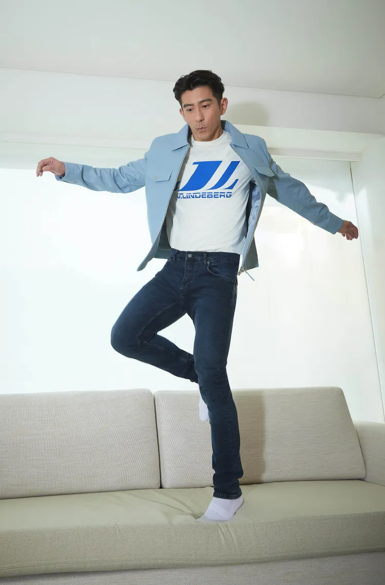 修杰楷身著簡約絲滑小羊皮外套2萬9800元、JL Logo短袖T-Shirt3980元、經典原色牛仔褲5980元。品牌提供