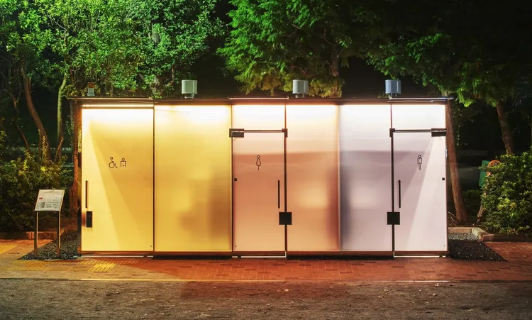 一旦有人進入並鎖門，智慧玻璃馬上變不透明確保隱私。翻攝東京公廁計畫官網