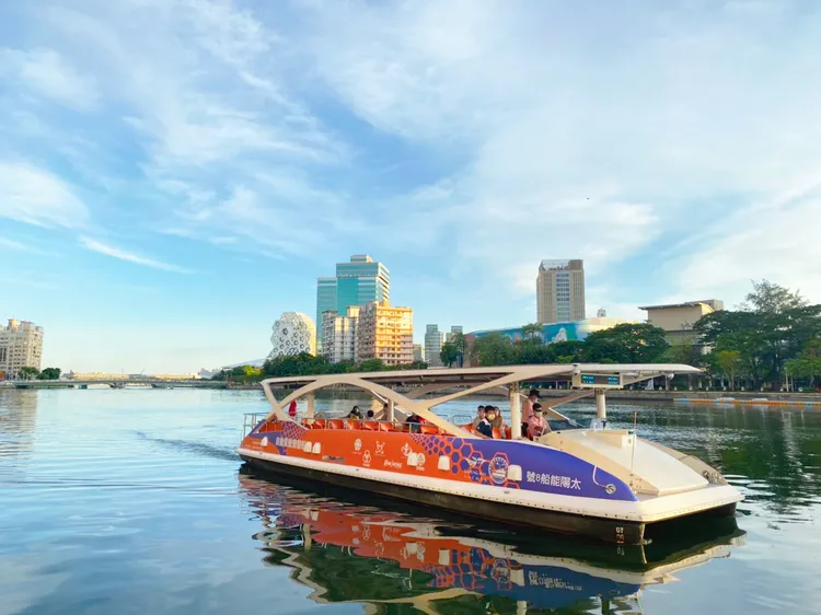 福容高雄店推出春遊專案，精緻客房3999元，贈愛之船船票兩張。業者提供