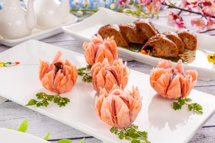 福容桃園店花系甜點「玫瑰花茶酥」以玫瑰花瓣入餡，加入白豆沙融和出綿密酥甜的口感。業者提供