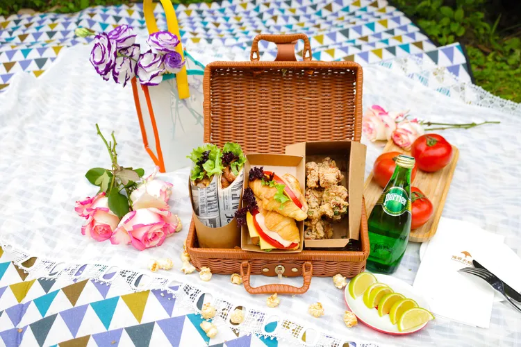 福容台北一館大廳酒吧推出「春煦野餐禮籃」980元，來趟春日野餐食光小旅行。業者提供