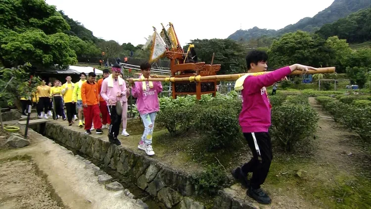 胡瓜帶藝人體驗特殊儀式「尪公巡田」。民視提供