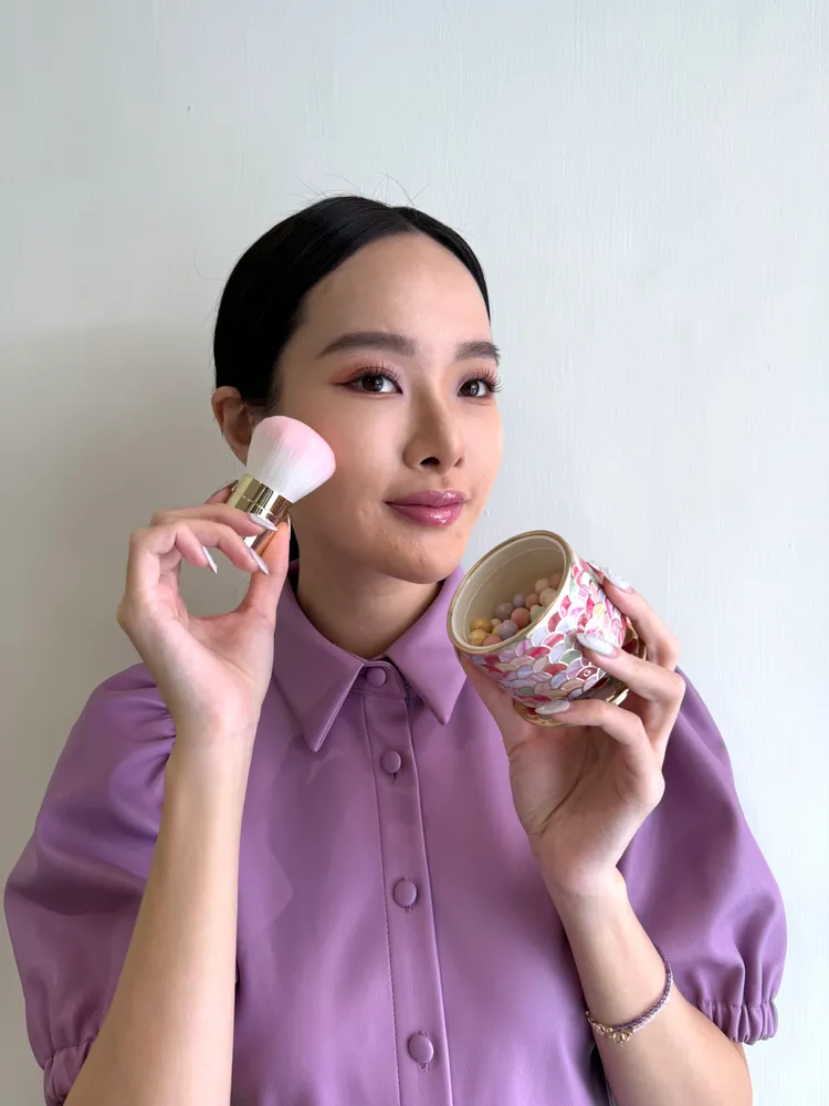 嬌蘭幻彩流星蜜粉球可一次搞定定妝、校正、柔焦、打亮等彩妝需求。張家玲攝