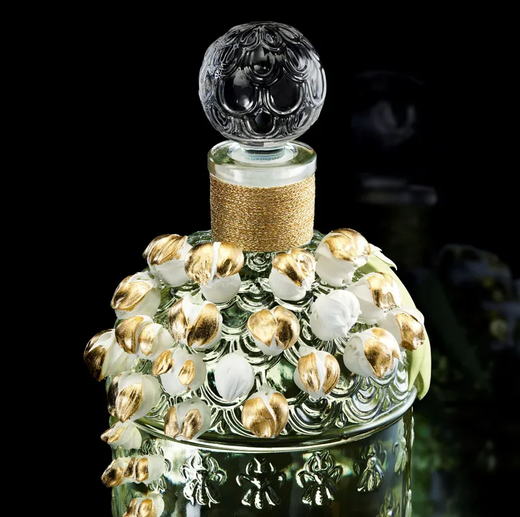 嬌蘭幸福永駐鈴蘭淡香水琉金綻舞蜂印瓶其上的花朵相當細膩。品牌提供