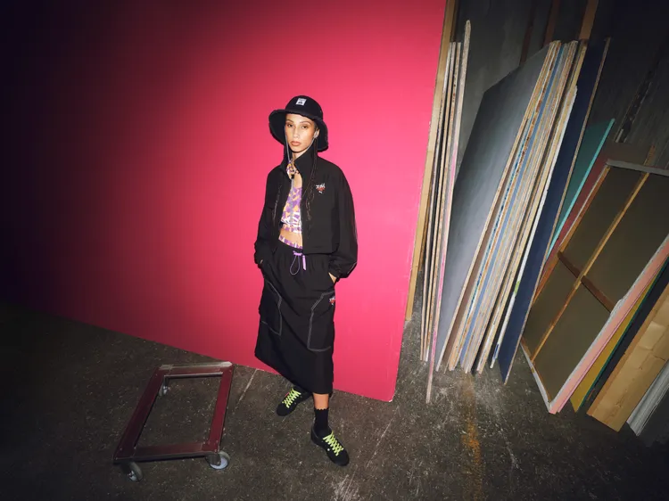 立領外套3280元、印花休閒背心1480元、中長裙2280元、Suede X-GIRL 4380元、漁夫帽1880元。品牌提供