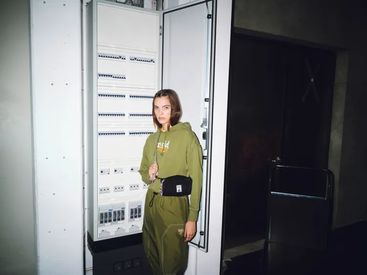 長厚連帽T恤2780元、Cargo長褲2880元、手提小包2480元。品牌提供