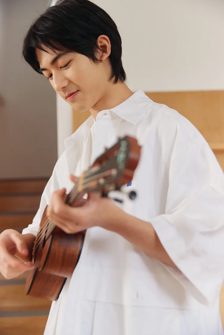 德德化身側顏殺男神。品牌提供