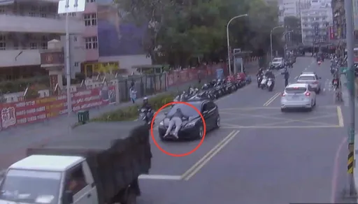 「男趴引擎蓋」大街高速行駛好驚險 毒鴛鴦吵架!人車藏違禁品遭逮正著