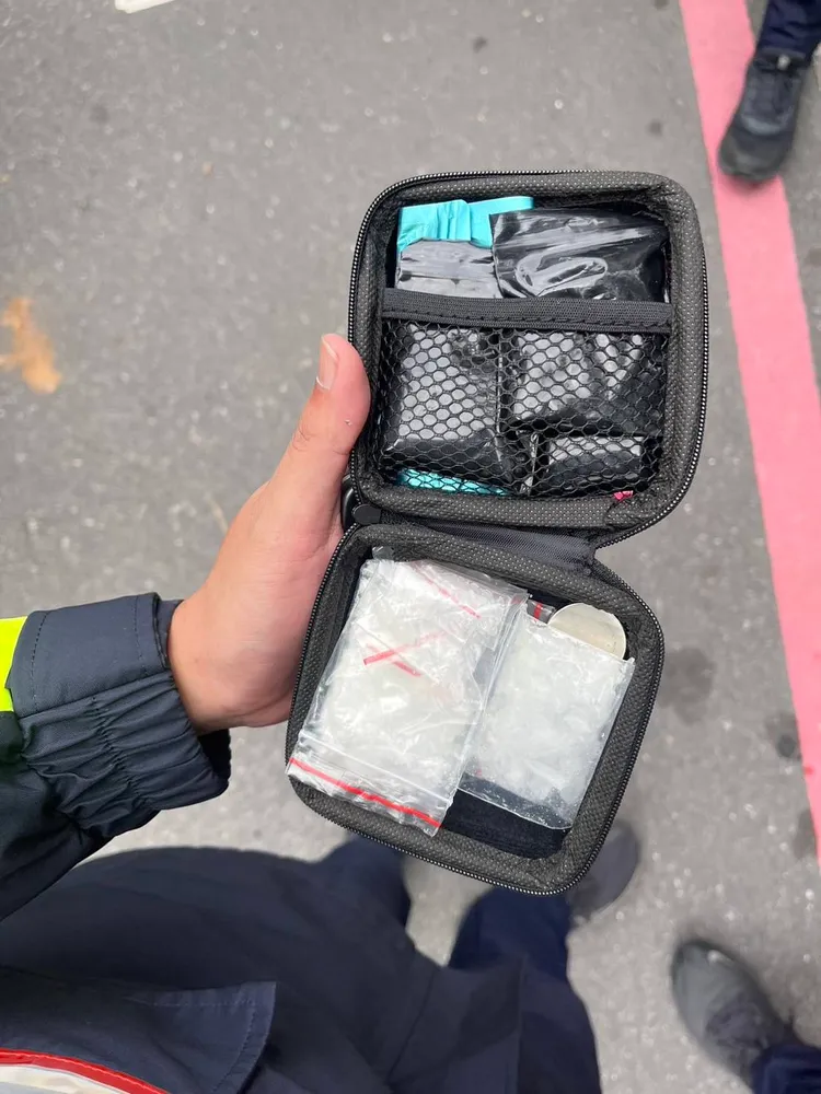 警方從女駕駛座椅車底搜出毒品。翻攝畫面