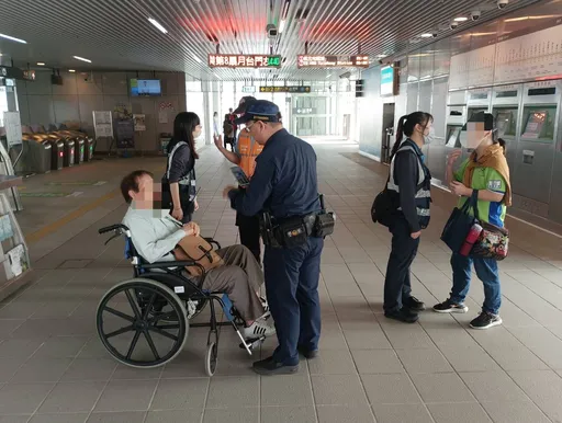 高雄80歲癡情男「網戀24歲正妹」 坐輪椅抱著聘金奔台中!結果傷心了