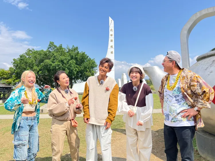 《綜藝新時代》來賓和主持群楊繡惠（左起）、阿翔、籃籃昨赴花蓮出外景。民視提供