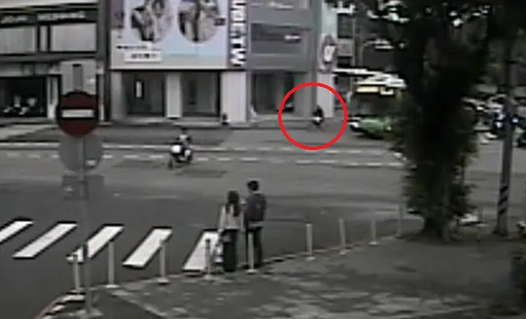 公車右轉時與腳踏車還有一段距離，疑因視線死角及內輪差釀禍。民眾提供