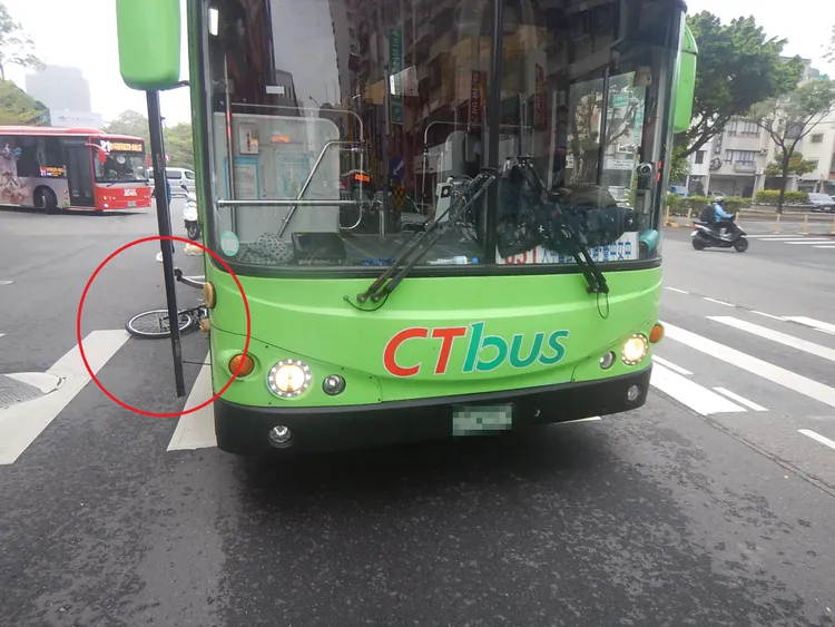 張男連人帶車被壓在公車底下。民眾提供