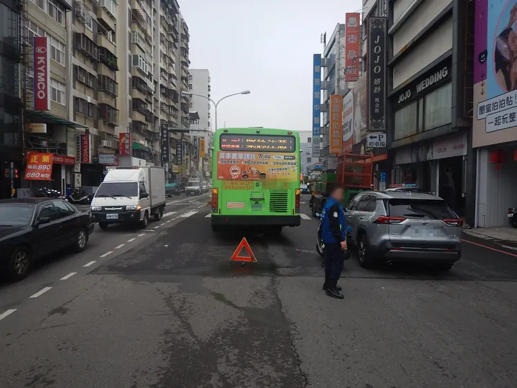 事故發生在台中市北區三民路與精武路口。民眾提供