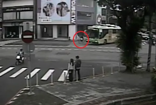 台中公車又出事!右轉撞直行腳踏車 38歲男騎士雙腿骨折送醫