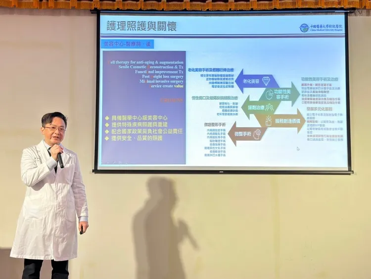 中醫大附醫李建智副院長說，新式高位筋膜拉皮手術成功應用於修正因先天性血管畸形瘤導致的外觀畸形。院方提供