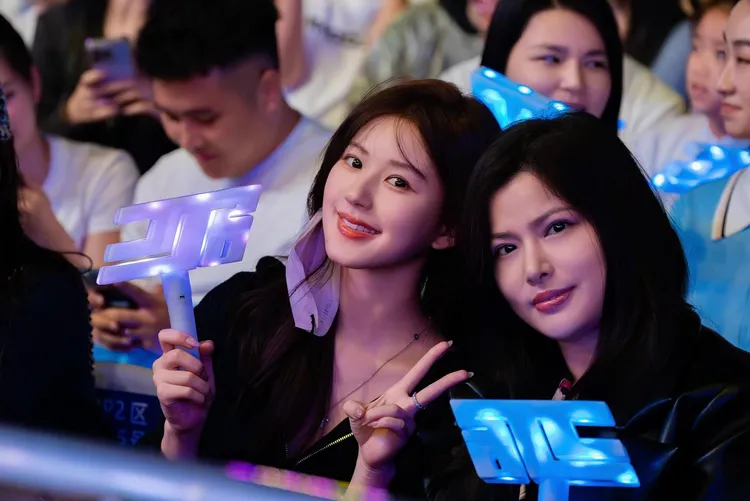 趙露思（左）拿手燈與閨蜜一起應援林俊傑。翻攝jjlin IG