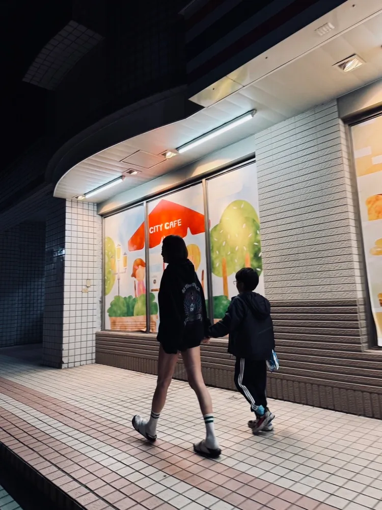 六月（左）與兒子Star赴飯局路上被朋友偷拍，一雙超狂辣腿成為焦點。我是凱文工作室提供