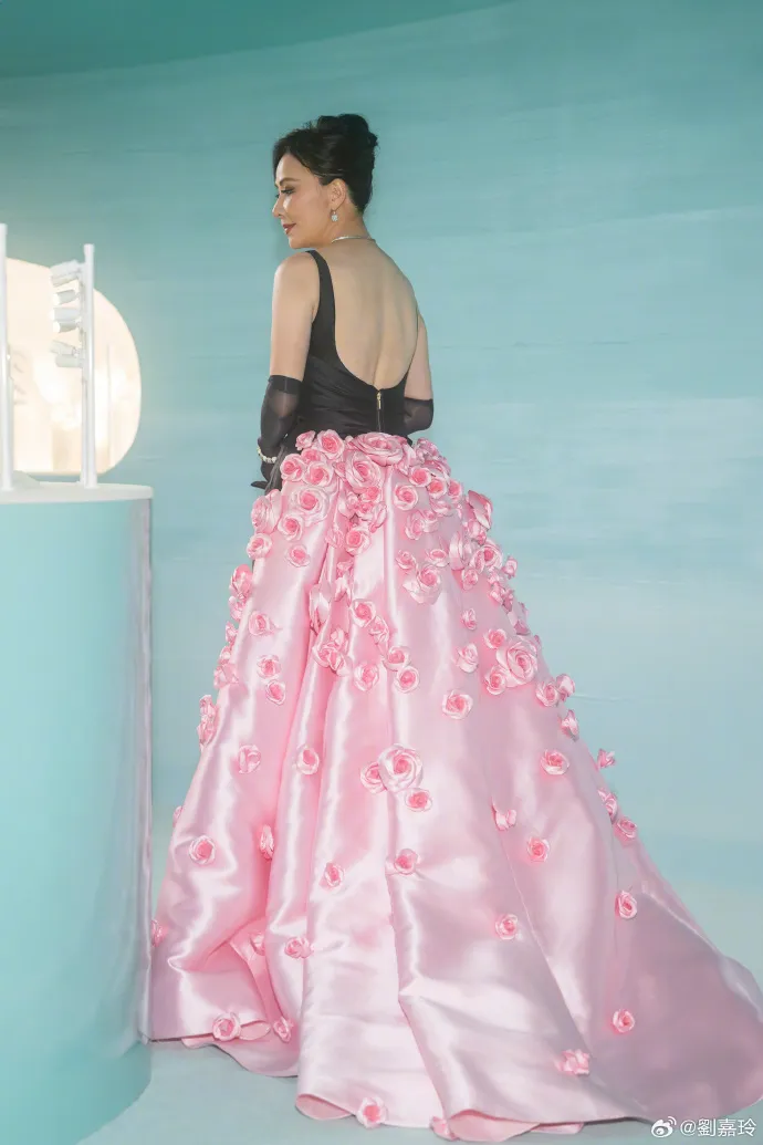 劉嘉玲身著台灣設計師品牌Nicole+Felicia 2024春夏玫瑰花禮服。翻攝劉嘉玲微博