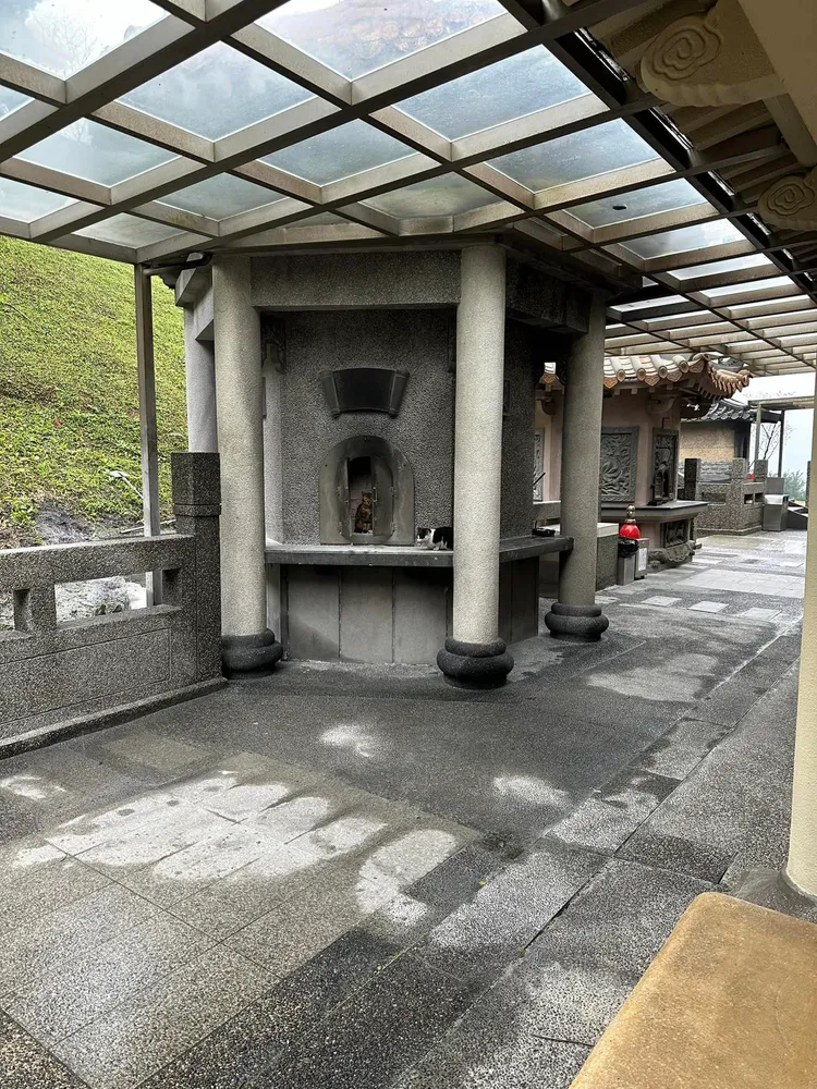 一名網友在網路上分享他在寺廟燒香拜拜後，要去燒金紙時，一打開金爐卻見到毛孩安坐在金爐內。翻攝《路上觀察學院》社團