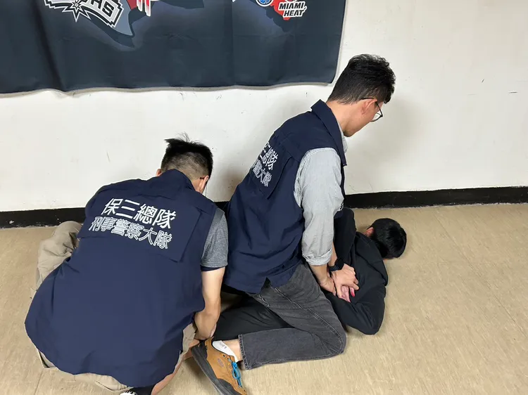 警方趁著2名香港籍犯嫌準備領取包裹時逮人。翻攝照片