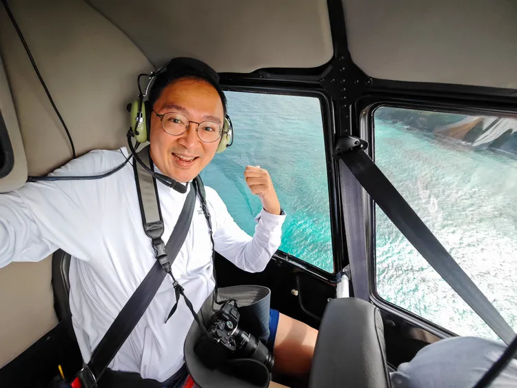 直升機以逆時針方向繞島，坐在左邊的乘客擁有較好的拍攝視野。田欣雲攝
