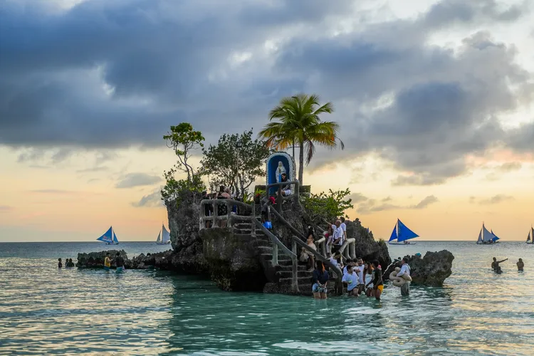 聖母礁岩因礁石上佇立聖母像而得名，屬於白沙灘S1區域，週邊十分熱鬧。田欣雲攝