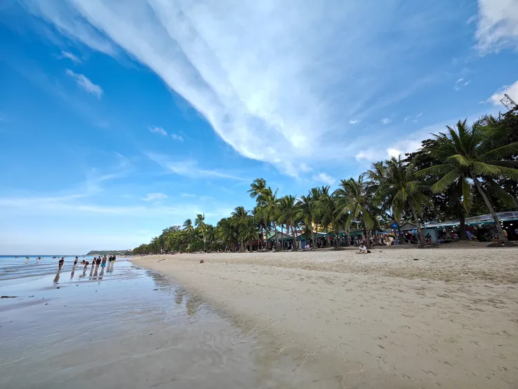 清晨的白沙灘遊客不多，是難得的清靜時刻。田欣雲攝