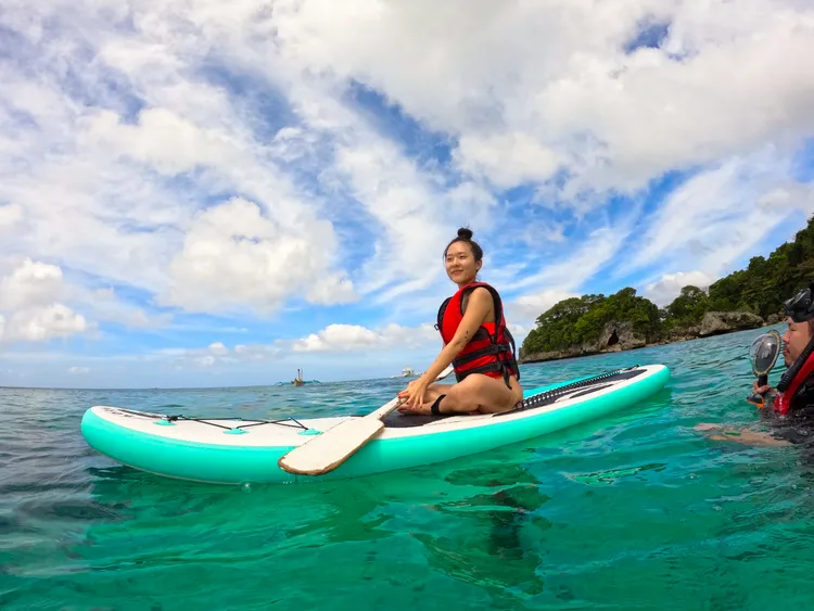 遊艇船家會選擇平靜海域下錨，讓遊客在此玩SUP、獨木舟。田欣雲攝