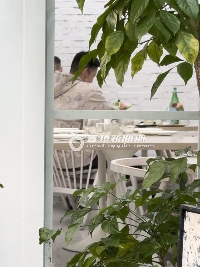 林書豪與黑人在咖啡廳內聊天。特勤中心攝