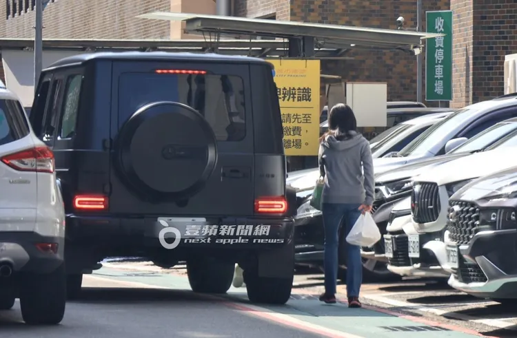 黑人將座駕停在行人專用道上等候路邊停車位。特勤中心攝