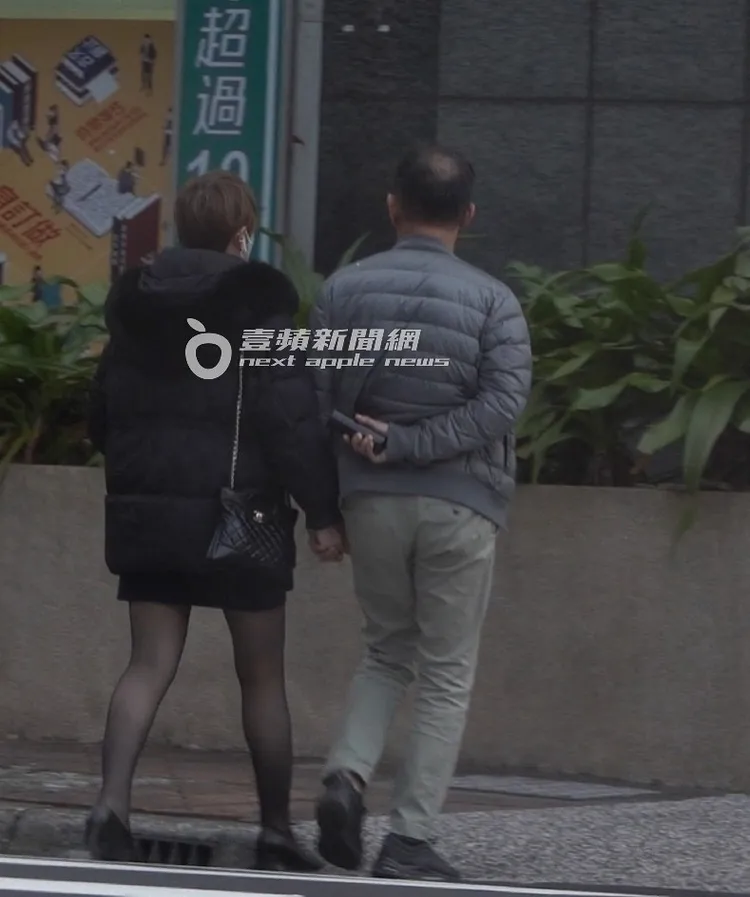 等待下班後的司機與女友人閒逛。特勤中心攝