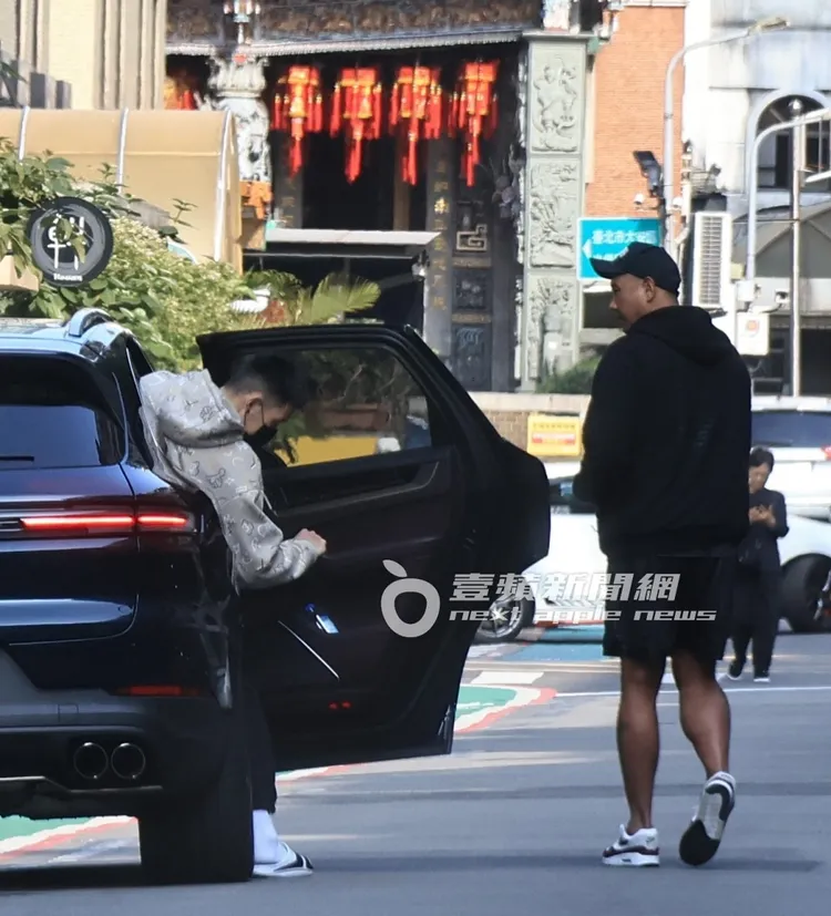 林書豪（左）坐上後座，而黑人獨自走回隔壁巷弄取車。特勤中心攝