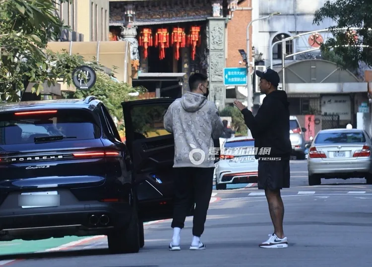 離開咖啡廳時，林書豪開啟車門後，兩人又交談了一會兒才道別。特勤中心攝