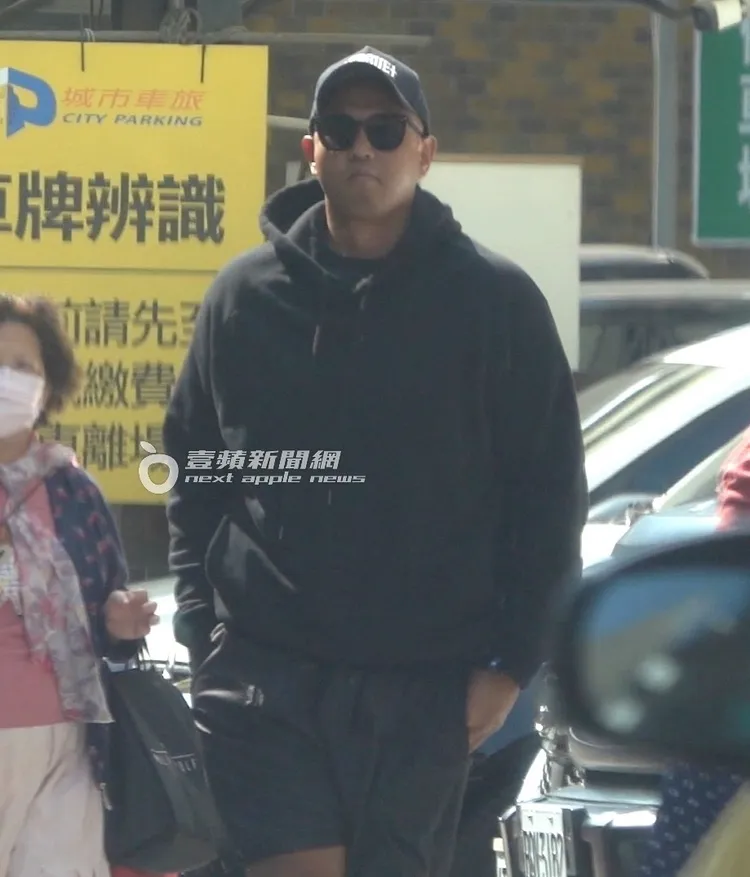 黑人停好車後，戴著墨鏡，黑帽子、黑衣黑褲下車。特勤中心攝