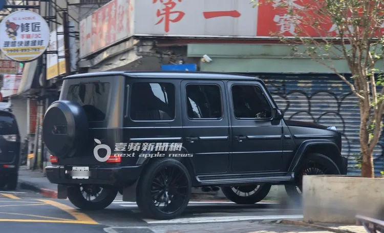 黑人開著要價865萬起的賓士G63休旅車在台北街頭。特勤中心攝