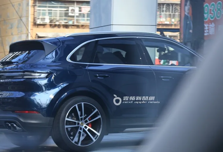 林書豪坐上要價532萬起的保時捷Cayenne S後座，返回信義區豪宅。特勤中心攝