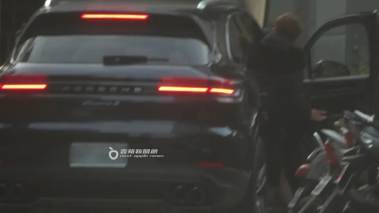 司機開著保時捷去接女友人。特勤中心攝