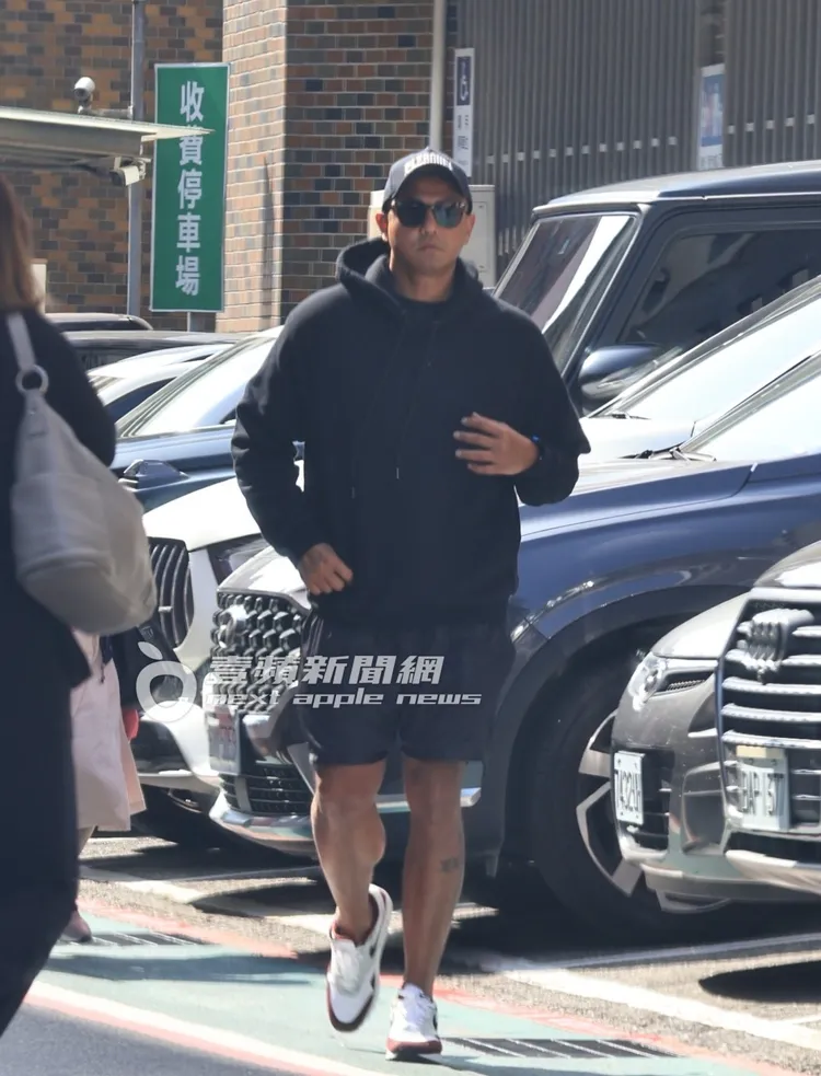黑人一身黑色運動裝扮，現身台北街頭。特勤中心攝