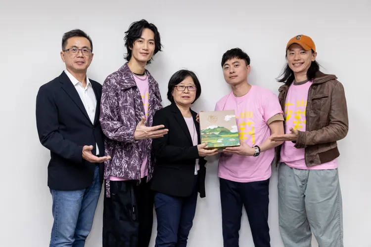 台中市新聞局副局長陳瑜（中）致贈台中在地特產給《莎莉》劇組。市府提供