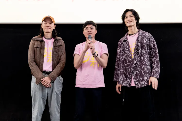 導演練建宏（中）分享在台中拍攝電影《莎莉》的趣事，左為製片王威人、右為演員李英宏。市府提供