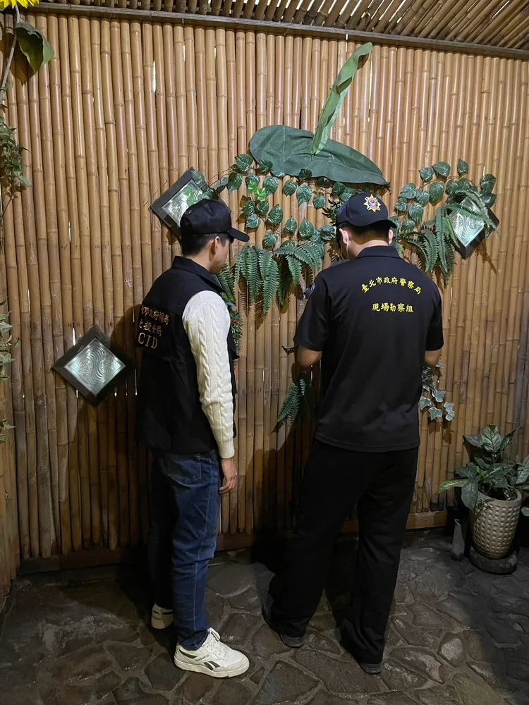 警方進行蒐證。翻攝畫面