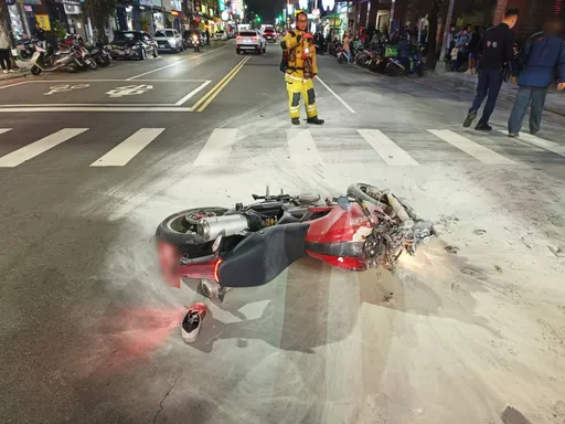 撞擊片｜眼前轎車急轉！杜卡迪重機摔車起火　騎士傷重不治