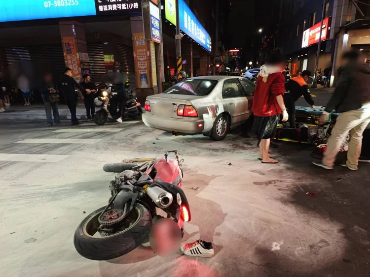 重機與轎車疑似發生擦撞。讀者提供