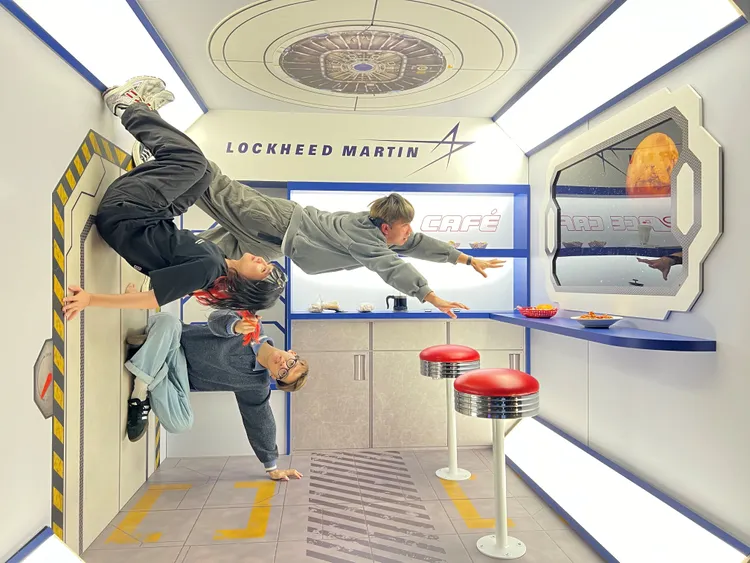 持修造訪NASA休士頓太空中心。EMI提供