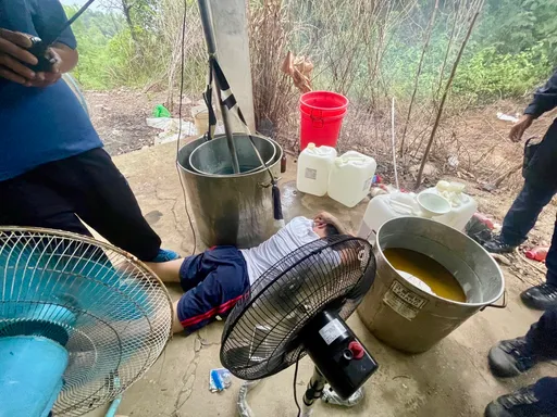 深山製毒！警方不怕遠往返蒐證　破「喵喵」製毒工廠扣逾200公斤成品